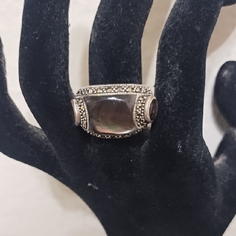 Elegant Silver and Black Women's Ring